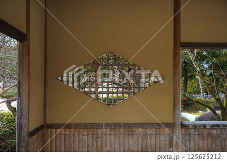 東屋の菱形の下地窓 125625212