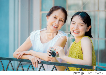 女子旅で写真を撮る女性 リゾート旅行イメージ 女子旅で写真を撮る女性 リゾート旅行イメージ 125625247