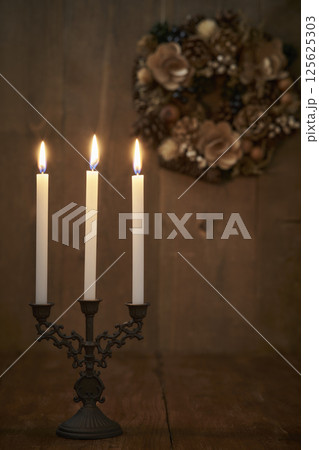 木目の壁に掛けられたクリスマスリース 木目の壁に掛けられたクリスマスリース 125625303