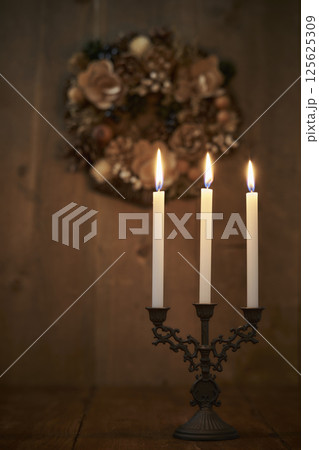 木目の壁に掛けられたクリスマスリース 木目の壁に掛けられたクリスマスリース 125625309