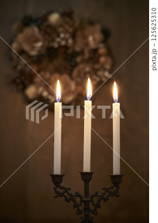 木目の壁に掛けられたクリスマスリース 木目の壁に掛けられたクリスマスリース 125625310