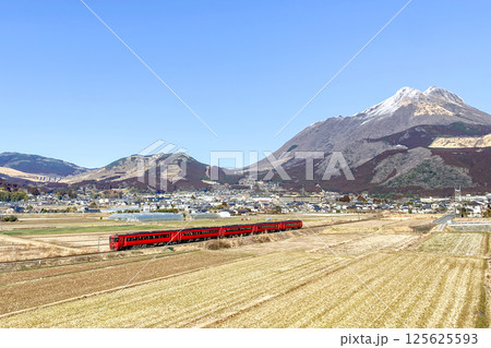 秋の由布岳と湯布院盆地を走る赤い列車 秋の由布岳と湯布院盆地を走る赤い列車 125625593