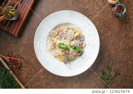 Portion of italian vongole pasta  125625674