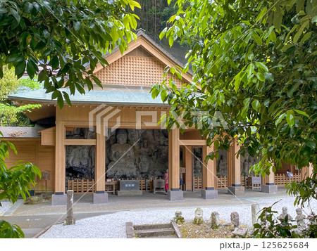 臼杵石仏 阿弥陀三尊像とホキ石仏第二群 125625684