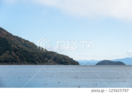 【奥琵琶湖から望む竹生島】 【奥琵琶湖から望む竹生島】 125625787