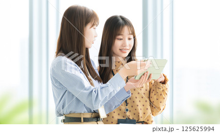タブレットを使ってミーティングをする2人の女性・ビジネスウーマン 125625994
