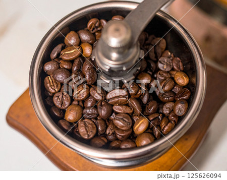 コーヒー豆とコーヒーミル コーヒー豆とコーヒーミル 125626094