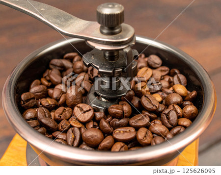 コーヒー豆とコーヒーミル 125626095