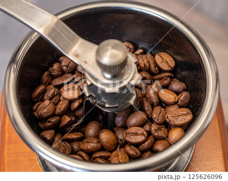 コーヒー豆とコーヒーミル 125626096