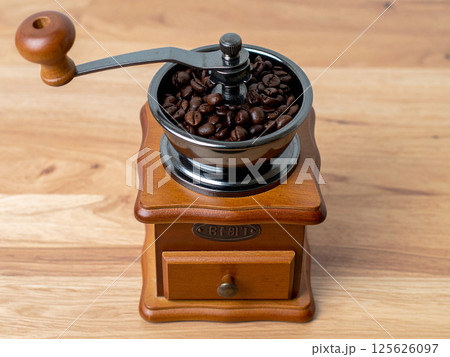 コーヒー豆とコーヒーミル コーヒー豆とコーヒーミル 125626097