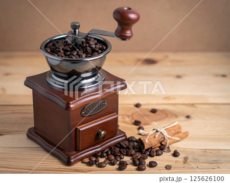 コーヒー豆とコーヒーミル コーヒー豆とコーヒーミル 125626100