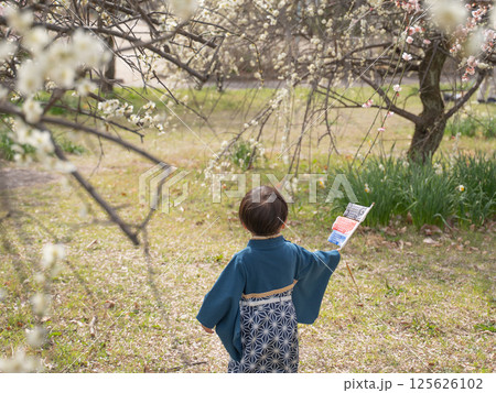 鯉のぼりと男の子 125626102
