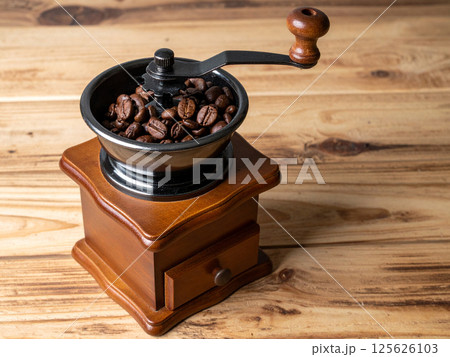 コーヒー豆とコーヒーミル 125626103