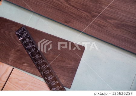 Top view of the laying of laminate boards on the underlying floor layer. Home renovation concept Top view of the laying of laminate boards on the underlying floor layer. Home renovation concept 125626257