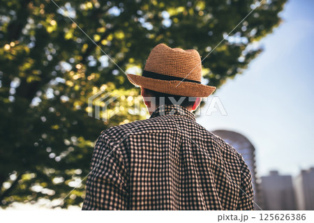男性と樹木 125626386