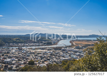 浜松市の細江公園から見た街並みと都田川(静岡県) 浜松市の細江公園から見た街並みと都田川(静岡県) 125627017