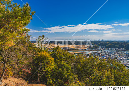 浜松市の細江公園から見た街並みと都田川(静岡県) 125627131