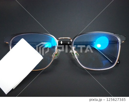 シートタイプのクリーナーと眼鏡(左) シートタイプのクリーナーと眼鏡(左) 125627385