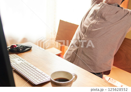 伸びをする男性 伸びをする男性 125628552