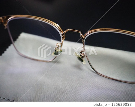 眼鏡の鼻あて部分（右） 125629058