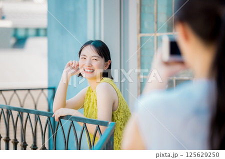 旅先で過ごす母娘　親子で女子旅 125629250