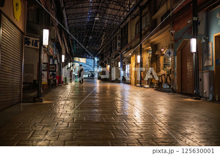 熱海駅を結ぶ夜の仲見世通り商店街 125630001