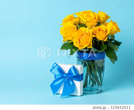 水色の背景に黄色いバラとプレゼント箱の父の日イメージ 125632011
