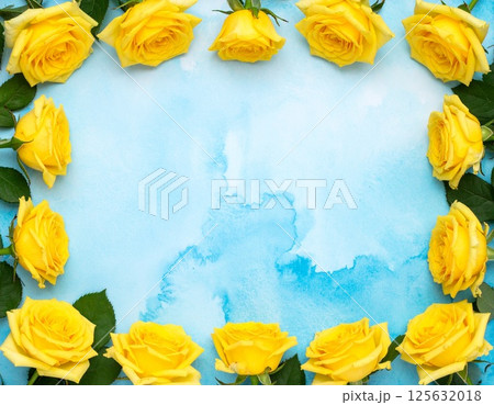水色の水彩画風背景に黄色いバラのフレーム 水色の水彩画風背景に黄色いバラのフレーム 125632018