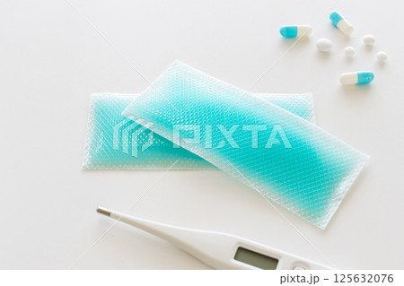 発熱時の冷却ジェルシート 白背景 発熱時の冷却ジェルシート 白背景 125632076