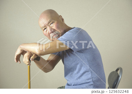 室内で杖を使用する足腰不安定な老人 125632248