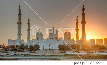 Sheikh Zayed Grand Mosque in Abu Dhabi at sunset timelapse, UAE 125632788