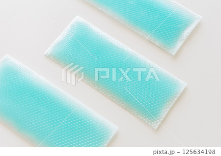 発熱時の冷却ジェルシート　白背景 125634198