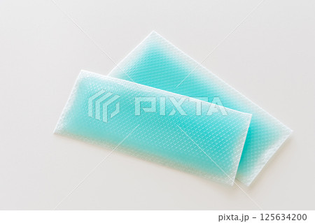 発熱時の冷却ジェルシート 白背景 発熱時の冷却ジェルシート 白背景 125634200
