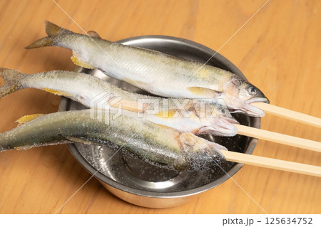 鮎の塩串焼きの下ごしらえ (写真素材) 鮎の塩串焼きの下ごしらえ (写真素材) 125634752