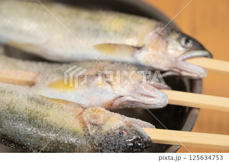 鮎の塩串焼きの下ごしらえ　(写真素材) 125634753