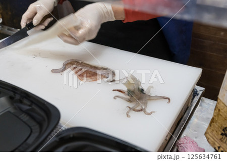 函館の活いかの姿造りの調理風景 函館の活いかの姿造りの調理風景 125634761