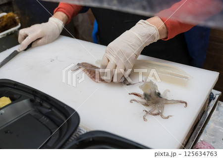 函館の活いかの姿造りの調理風景 函館の活いかの姿造りの調理風景 125634763