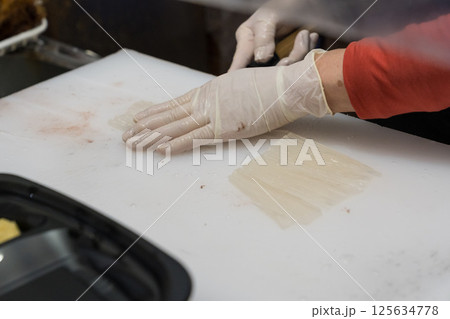 函館の活いかの姿造りの調理風景 125634778