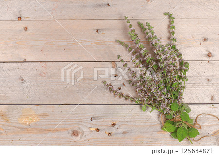 Floral composition of wild herbs and flowers on a wooden table in a rustic style, autumn background, tansy, Floral composition of wild herbs and flowers on a wooden table in a rustic style, autumn background, tansy, 125634871