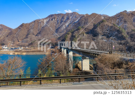 群馬県　吾妻郡　吾妻川に架かる 不動大橋 125635313