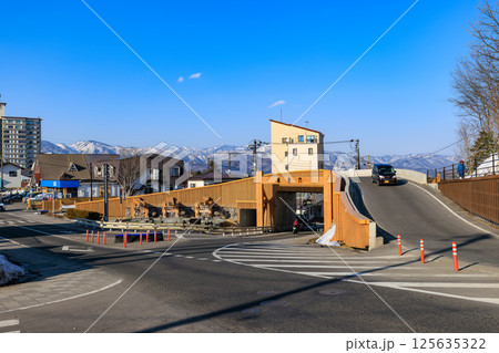 群馬県　吾妻郡草津町　草津温泉門 125635322