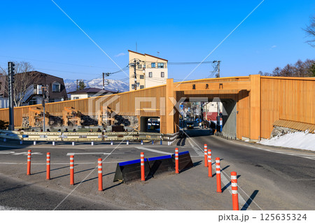 群馬県　吾妻郡草津町　草津温泉門 125635324