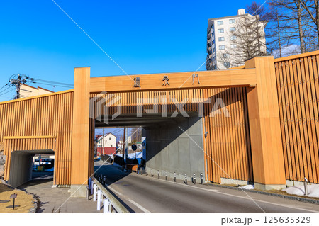 群馬県　吾妻郡草津町　草津温泉門 125635329