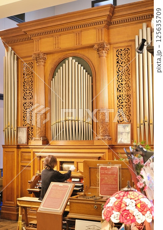 アンティークなパイプオルガン演奏風景 125635709