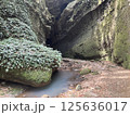 岩の間を流れる川 125636017