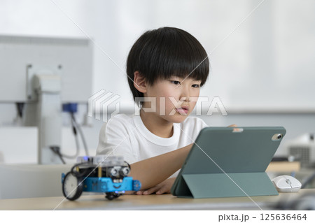 ロボットのプログラミングをする小学4年生の男の子 ロボットのプログラミングをする小学4年生の男の子 125636464