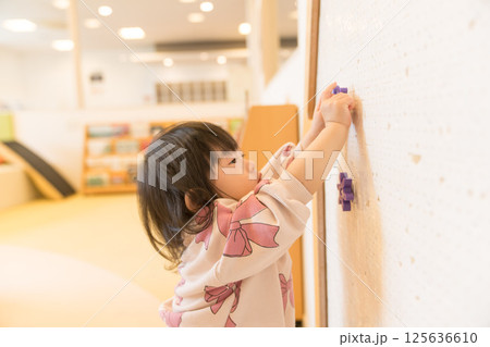 キッズルームで遊ぶ日本人の女の子 125636610