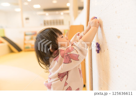 キッズルームで遊ぶ日本人の女の子 キッズルームで遊ぶ日本人の女の子 125636611