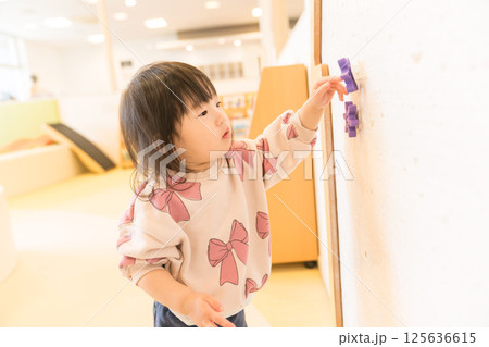 キッズルームで遊ぶ日本人の女の子 125636615