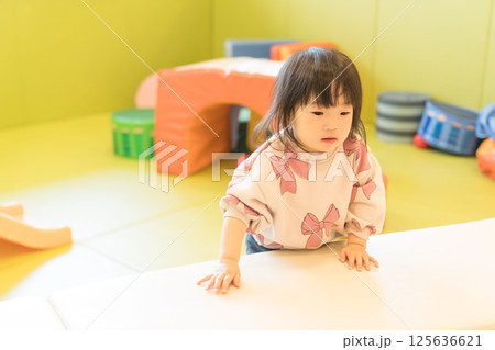 キッズルームで遊ぶ日本人の女の子 キッズルームで遊ぶ日本人の女の子 125636621